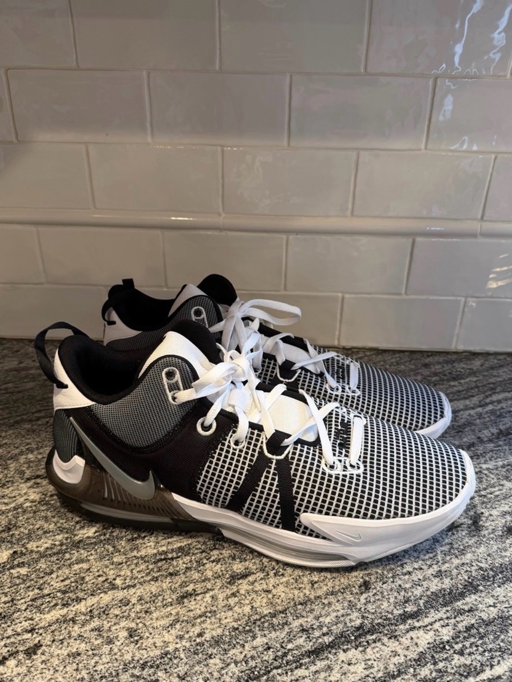 Mens Nike Mens LeBron Witness Vll DM1123-100 Size 17